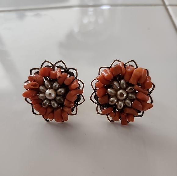 Vintage Coral Earrings Screw Back Daisy Flowers Estate Floral - Picture 1 of 4